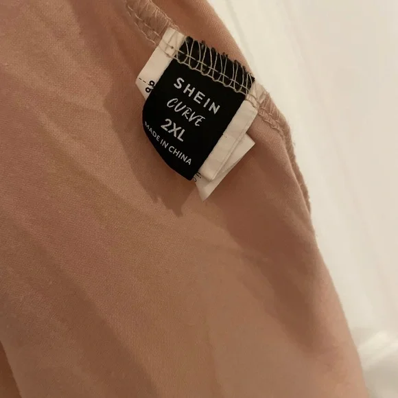 SHEIN Tan Floral Graphic T-Shirt. Flowy, Oversized, and Loose Fit. Soft material - Picture 4 of 4